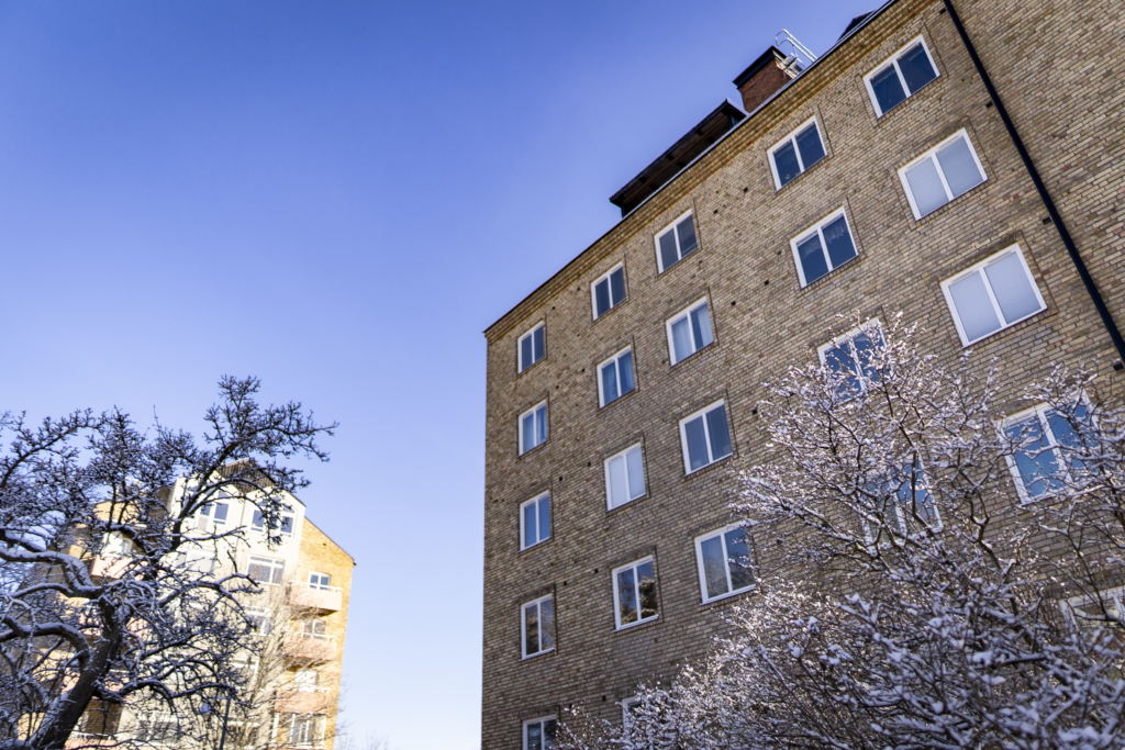 Bostadshus med snötäckt träd
